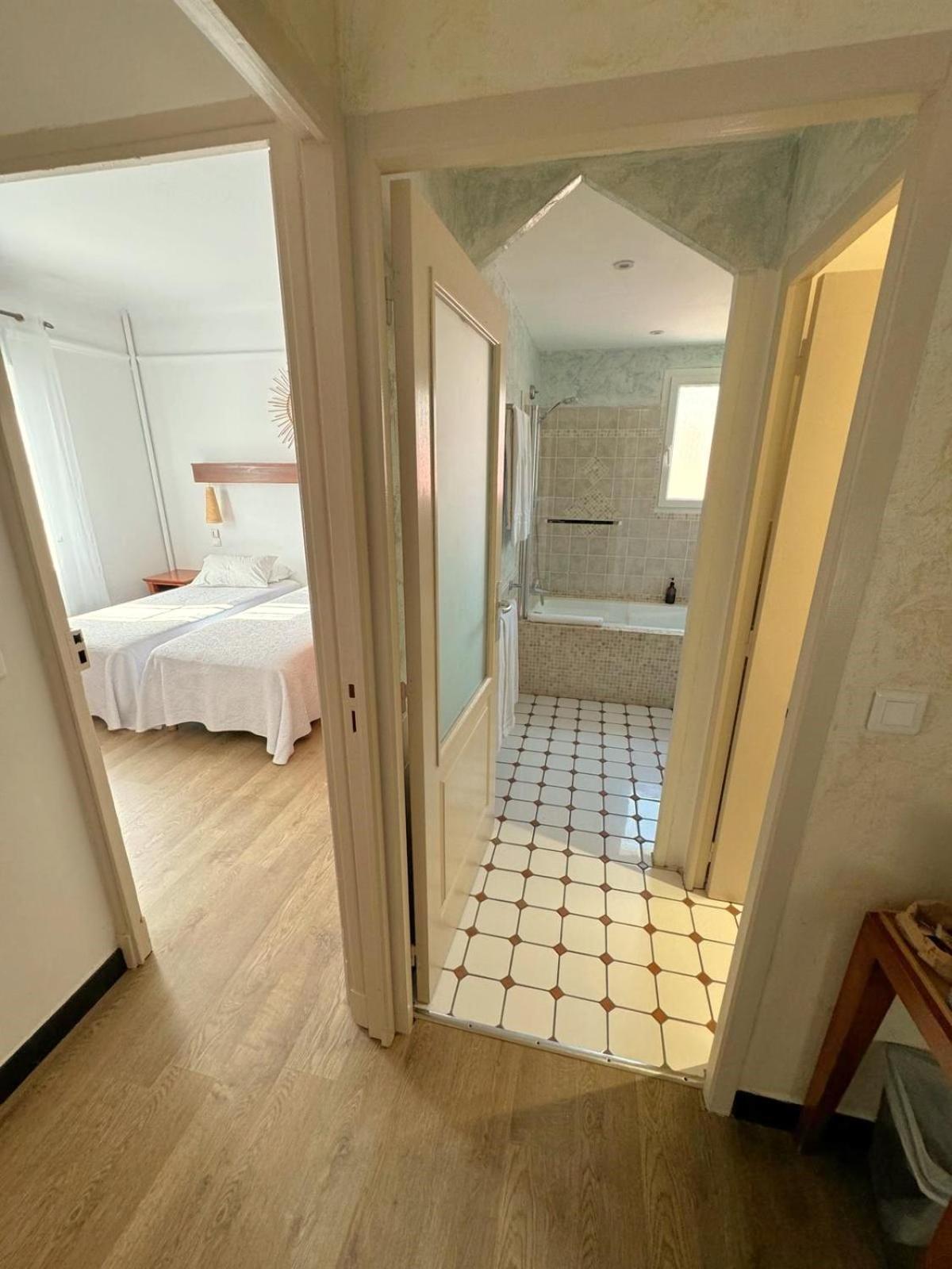 Hotel Les Flots Bleus Le Lavandou Dış mekan fotoğraf